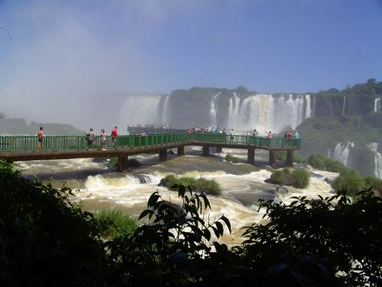 Iguazu 3. Tag, Brasilien - ...das ist die Möglichkeit, auf jeden Fall vollkommen durchnässt die Wasserfälle auf brasilianischer Seite zu erleben. So nah wie hier kommt man sonst nicht dran.