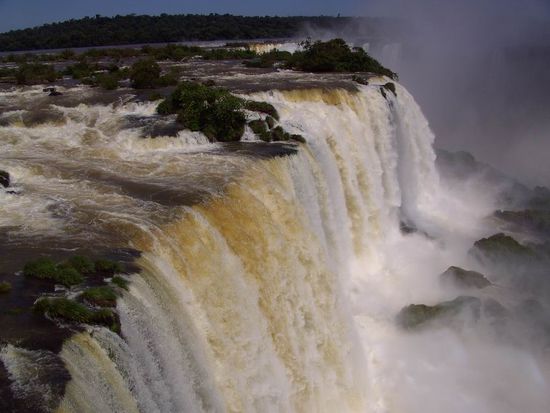 Iguazu 3. Tag, Brasilien - So sehen die Wasserfälle aus, als wir mit dem Aufzug nach oben fuhren. Einfach gewaltig schön!