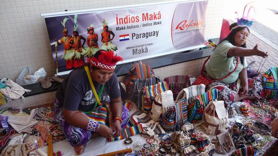 Iguazu 4. Tag, Brasilien - Die Maka Indios aus Paraguay verkaufen vor dem Restaurant ihre selbst hergestellten Waren.