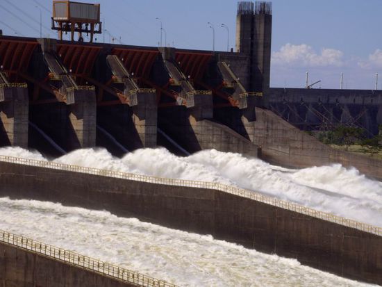 Iguazu 4. Tag, Paraguay - ...Hier wird die Wasserkraft gebündelt und in die "richtigen" Bahnen gelenkt, um Strom zu erzeugen.