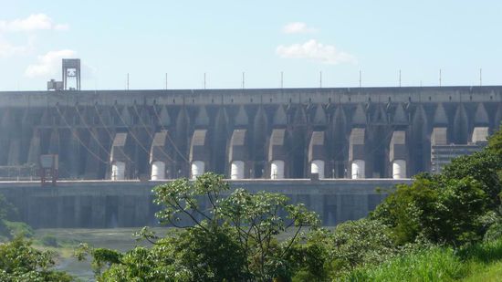 Iguazu 4. Tag, Paraguay - ... im Hintergrund die 20 riesigen Turbinen mit einer Technik vom Feinsten. Wir durfen Sie leider nicht sehen.