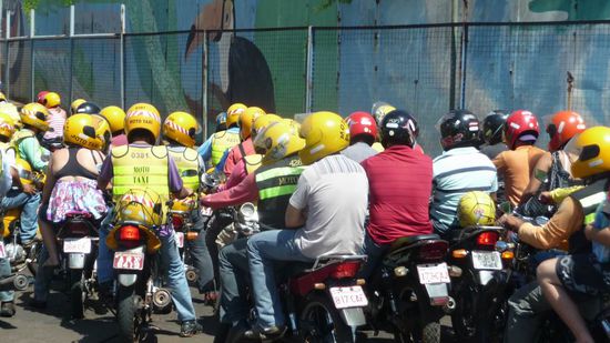 Iguazu 4. Tag, Paraguay - ....so sehen Motorradtaxis in Paraguay aus. Das erinnert mich sehr an Kambodscha, da gab es sie auch.