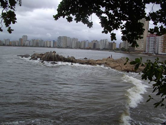 Brasilien, Sao Vicente - ....und trauen unseren Augen kaum was wir hier sehen. Ein Hochhaus am anderen. Wo sind sie geblieben, die berühmten Strände von Braslien. Ich glaube wir waren am falschen Ort.