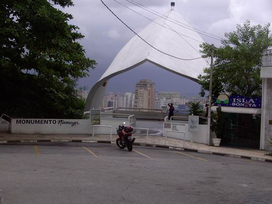 Brasilien, Sao Vicente - Hoch oben auf einem Felsen ein Monument von Oscar Niemeyer