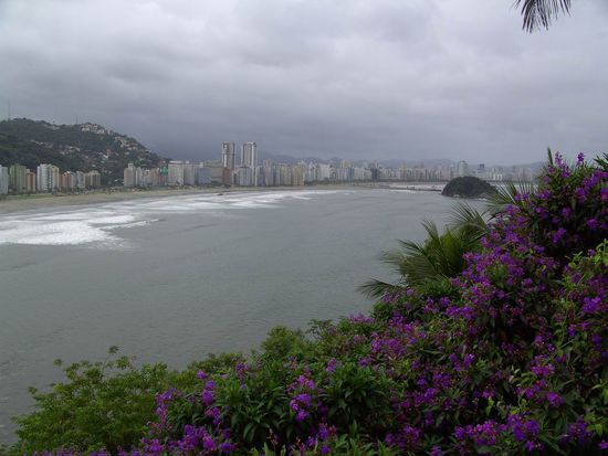 Brasilien, Sao Vicente - ...die Aussicht von oben auf den Ort Santos. Dem Nachbarort von San Vicente mit dem größten Hafen von Brasilien.