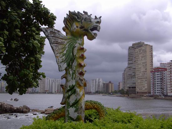Brasilien, Sao Vicente - ...dieser herunter gekommene Drache bewacht die andere Seite von San Vicente, die genau so mit Hochhäuser bis zum Wasser bebaut ist.