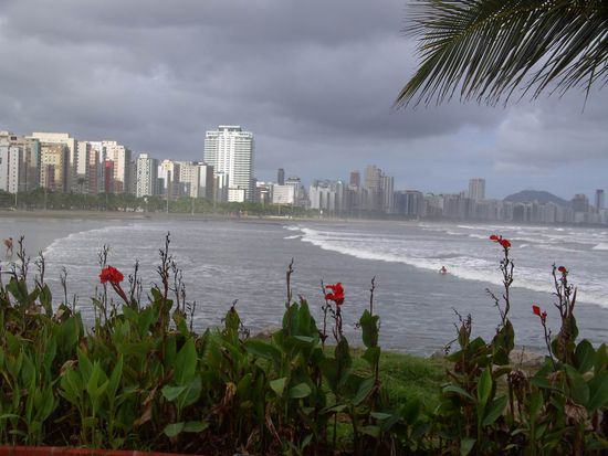 Brasilien, Sao Vicente - Der Atlantik mit seiner starken Brandung.....