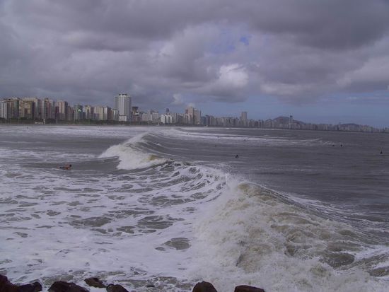 Brasilien, Sao Vicente - ...zieht vor allem die Surfer an. Im Hintergrund wieder der Ort Santos.
