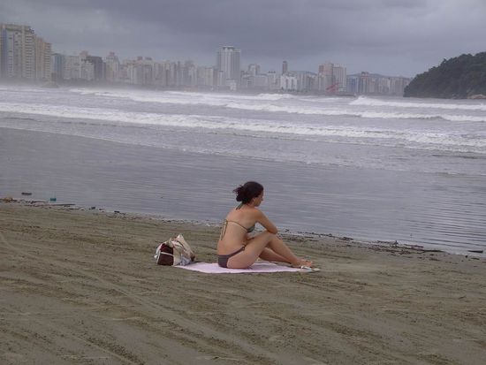 Brasilien, Sao Vicente - Mit diesem Bild verabschieden wir uns von San Vicente. Eigentlich wollten wir hier liegen, statt dessen finden wir nur eine einzige mutige Badenixe beim Betrachten der Brandung.
