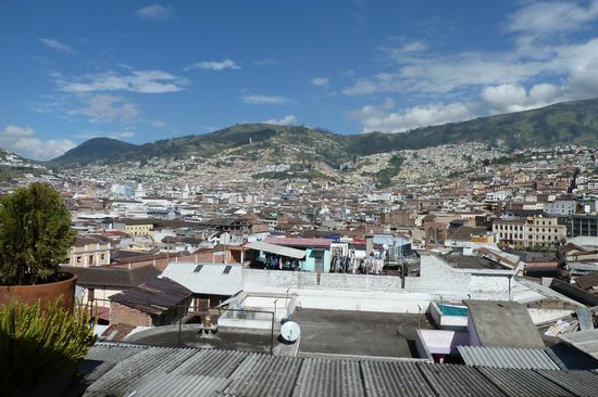 Blick auf Quito von der Dachterrasse unseres Hostels Secret Garden