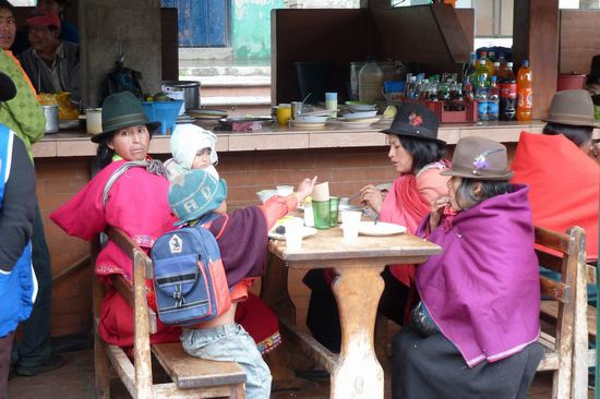 Fruehstueck in den Bergen bei den Einheimischen