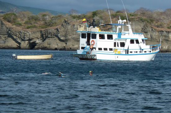 Das ist unsere "Luxusboot Flamingo" fuer 8 Tage - von aussen sieht es gar nicht mal so schlecht aus.