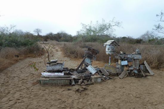 Was Ihr hier seht, ist ein 200 Jahre altes Postamt auf der Insel Espaniola. Wer hier einen Brief einwirft, kann sicher sein, dass er nie ankommt. Nur wenn sich ein persoenlicher Kurier opfert und die Postkarten mit auf eine Insel nimmt, dann besteht die Chance, dass sie auch ankommt. Vielleicht erst viele Jahren spaeter.