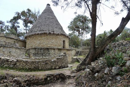Chachapoyas - Typische Rundhuettenbauweise in der Festung Kuelap