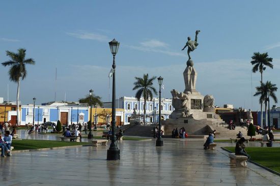 Trujillo - Der "spiegelnde" Plaza