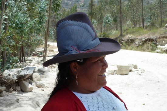 Huaraz - Eine Indigena mit dem dort typischen Hut