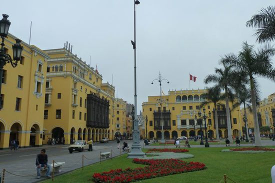 Lima - Der grosse Plaza Major mit seinen wunderschoenen Prachtbauten