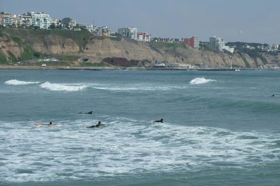 Lima - Stadteil Miraflores mit seinen Wellenreitern im Pazifik
