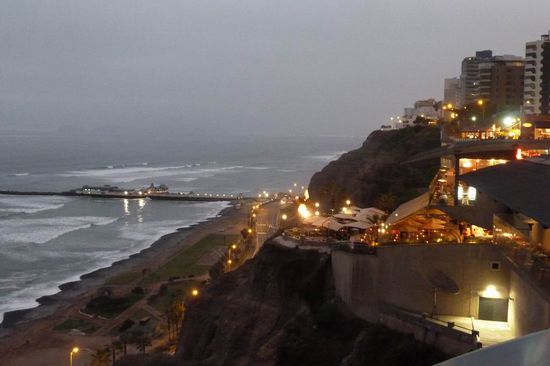 Lima - Miraflores bei Nacht mit Shoppingmall und Pier