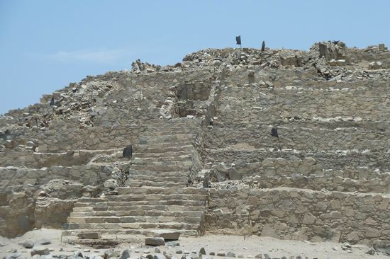 Lima - Caral, eines der bedeutenden Wohnhaeuser, pyramidenartig gebaut