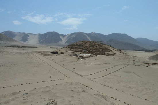 Lima - Caral, Blick auf einen Zermonienplatz in Form einer Pyramide