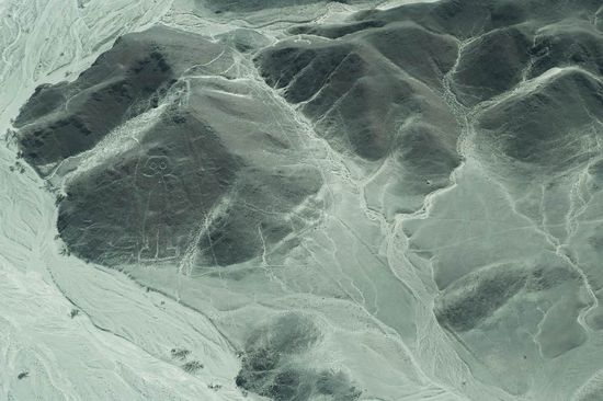 Nazca - links seht ihr die Figur eines Monkey - schwer zu erkennen.