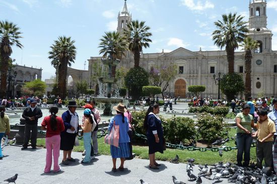 Arequipa - Die wunderschöne Plaza, die man in ihrer vollen Größe gar nicht auf ein Bild bringen kann