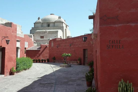 Arequipa - Kloster Catlina - Wunderschöner Platz innerhalt der Anlage. Alle Straßen und Plätze haben andalusische Namen.
