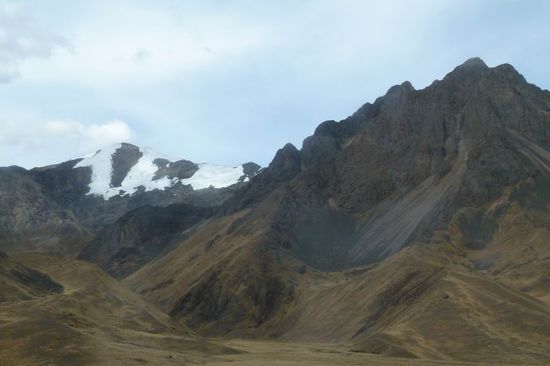 Auf dem Weg nach Cuzco in einer Hochebene mit schneebedeckten Bergen.