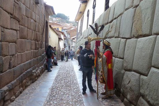Cuzco - Eine Gasse in San Blas mit Original Inkamauern.