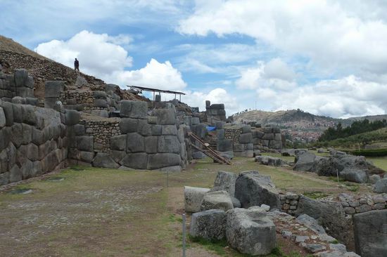 Cuzco - Ausgrabungsstätte Saqsawaman - sehr gut erhaltene Inkabauten. Dieser Platz wurde ebenfalls für Zeremonien benutzt.
