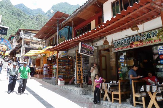 Agua Calientes - typische Straße mit Hostels, Restaurants und Souvenierläden.