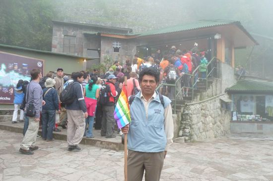 Machu Picchu - Warten auf den Einlass in die berühmte Ruinenstätte. Im Vordergrund unser Guide Miguel. Das Bild ist nicht verschwommen, sondern das ist der Nebel, der sich noch hartnäckig hält.
