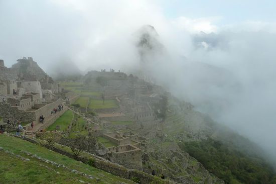 Machu Picchu - Der Nebel hebt sich nur langsam und gibt einen Blick auf die Anlage frei. Die Spannung steigt.