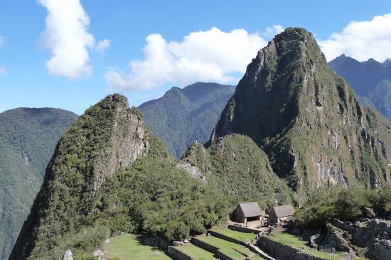 Machu Picchu - Der Nebel ist weg und so sehen die beiden Bergspitzen aus. Gewaltig!
