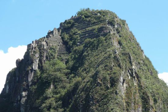 Machu Picchu - Das ist der Wyna Picchu. Hier könnt ihr sehen wie steil die Stufen nach oben gehen und erahnen, dass die Stufenhöhe gewaltig ist.