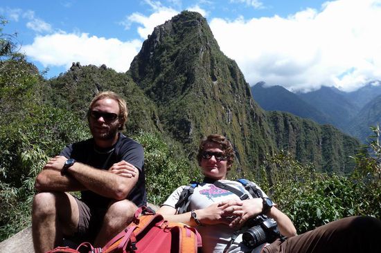 Machu Picchu - Das sind unsere feschen Salzburger Buam, links Stefan und rechts Alex. Die beiden kamen gerade von der grandiosen Tour runter und ruhten sich ein wenig aus.