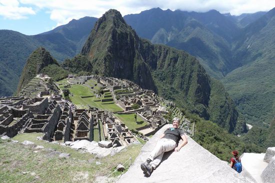 Machu Picchu - Hier ein Überblick über die Gesamtanlage, so wie sie auf fast jedem Foto zu sehen ist. Allerdings fehlt bei den meisten Bildern das Modell im Vordergrund!