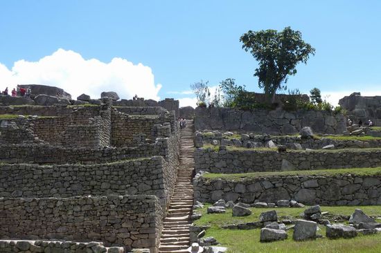 Machu Picchu - Eine Impression von Treppen, die man hier ständig auf und abgehen muß, um durch die Anlage zu gehen.