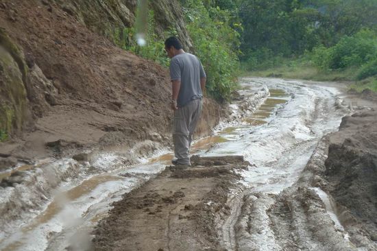Manu N.P. - So sah die einzige Straße nach den Regenfällen in der Nacht aus. Die mittlere Schicht hat unser Busfahrer mit der Schaufel abgetragen.