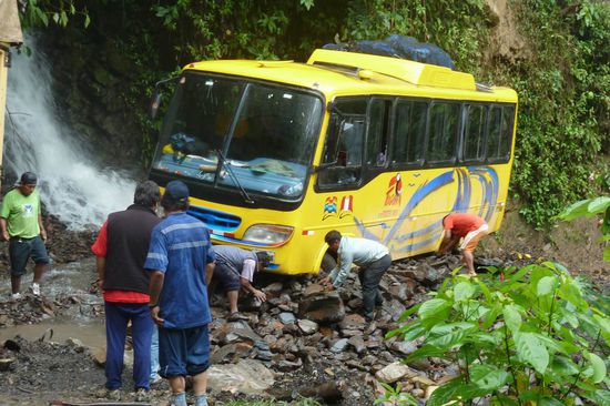 Manu N.P. - ...da war das Schlimmste noch nicht überstanden. Aber der Bus hat es geschafft drüber zu kommen. Mit vereinten Kräften und blossen Händen wurden die Steine aus dem Weg geräumt.