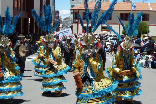 Puno - Stadtfest am 3.11.2010 - Herrliche Kostüme und Masken gab es zu bestaunen. Doch leider wissen wir nicht deren Bedeutung.