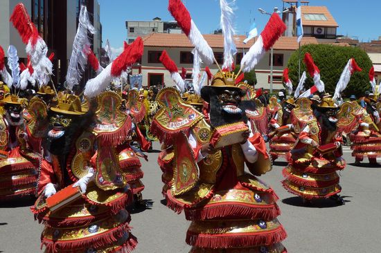 Puno - Stadtfest - Jeder Gruppe wurde von einer Musikkapelle begleitet.
