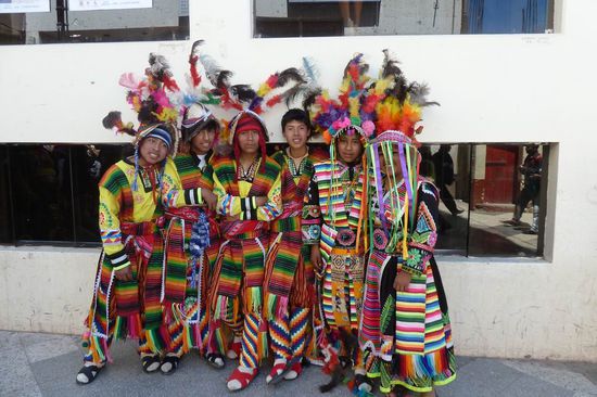 Puno - Stadtfest - Ist das nicht eine fesche Jungensgruppe? Die haben sich wenigstens bereitwillig fotografieren lassen.