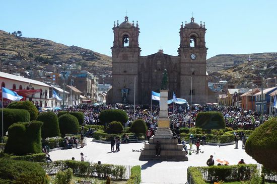 Puno - Stadtfest - Das ist wieder die Plaza, wo alle Paraden vorüberzogen und das bei strahlendem Sonnenschein.