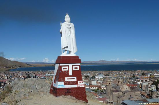 Puno - Es gab natürlich auch noch anderes zu sehen. So thront dieser Inkakönig hoch über Puno mit einem herrlichen Ausblick. Im Hintergrund der blaue Titicacasee.