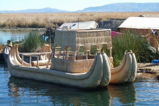 Puno - Schilfinsel der Uros. Das ist eines der typischen Schilfboote