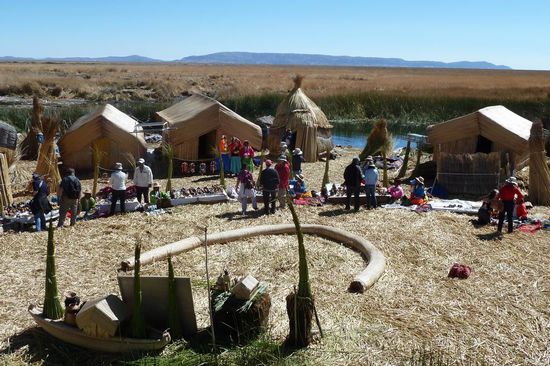 Puno - Schilfinsel - So sieht ein ganzes Dorf auf einer Insel aus.