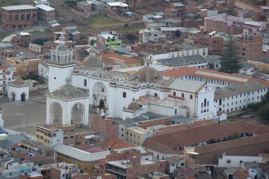 Copacabana - Pilgerstätte - Kathedrale- 
Hier ist im Februar die "Hölle" los, denn von überall her kommen die Menschenl, um die Muttergottes zu verehren und das schon seit vielen Hu ndert Jahren