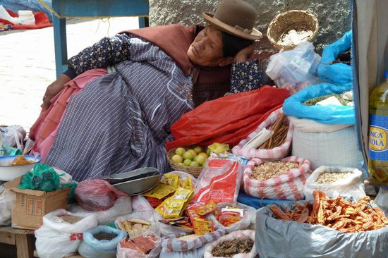 Copacabana - Auch Indigenas werden mal muede, wenn lange keine Kundschaft kommt.